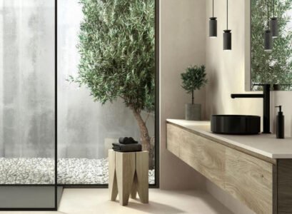 salle de bain biophilique japandi meubles en bois vue sur la cour intérieure
