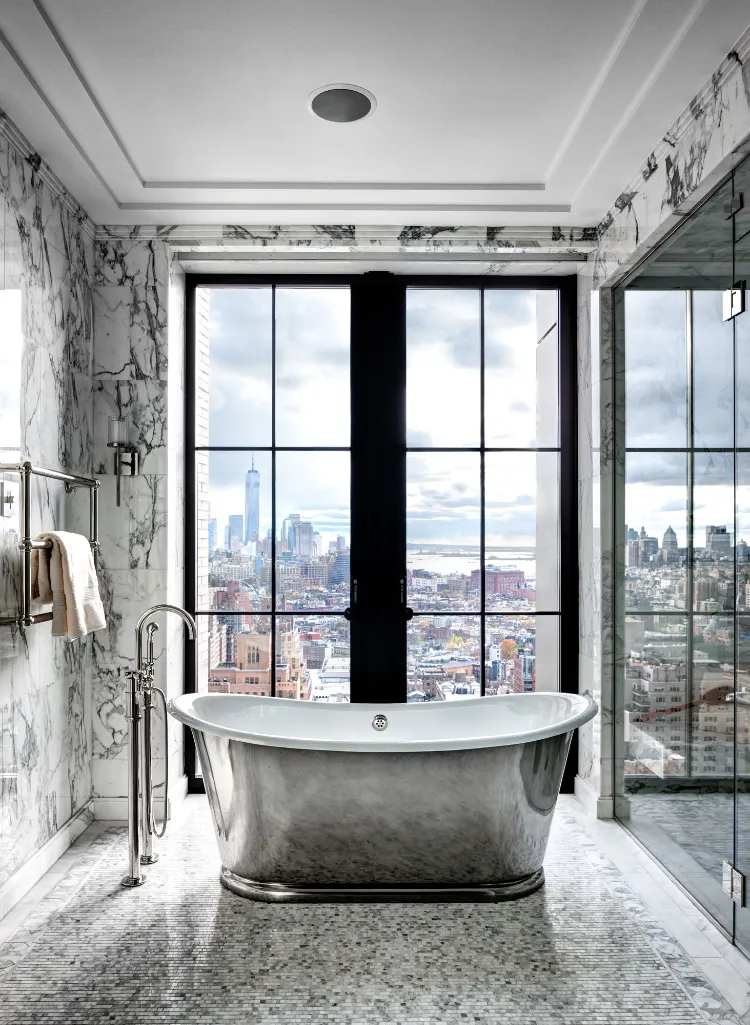 salle de bain tendance 2022 panorama baignoire vintage vue urbaine idée déco