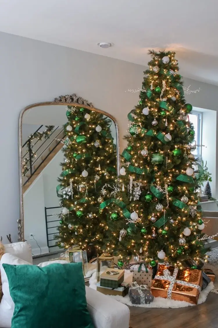 sapin de Noel tendance 2021 déco vert émeraude avec des boules et des rubans