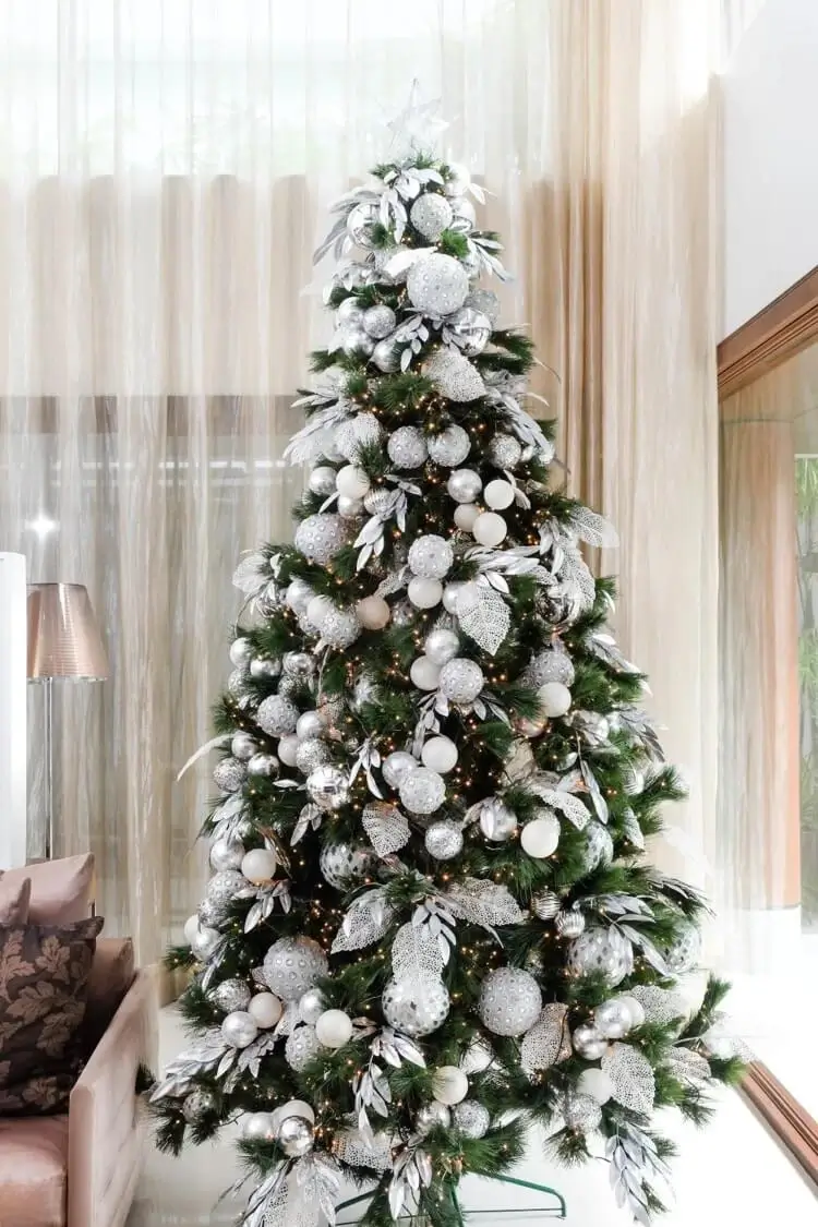 sapin de Noel tendance 2021 décoration argentée stylée