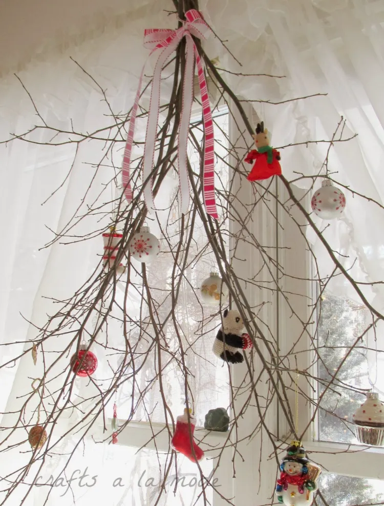sapin de noel alternatif suspendu plafond décoration avec des branches brindilles