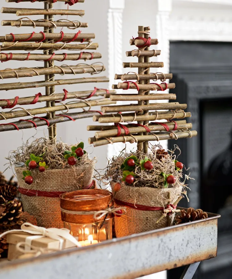 sapins brindilles à poser idée décoration de Noel avec des batons bois DIY