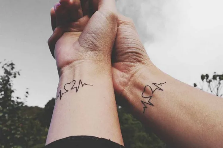 tatouage couple amour poignet battement de coeur idee tattoo couple homme et femme