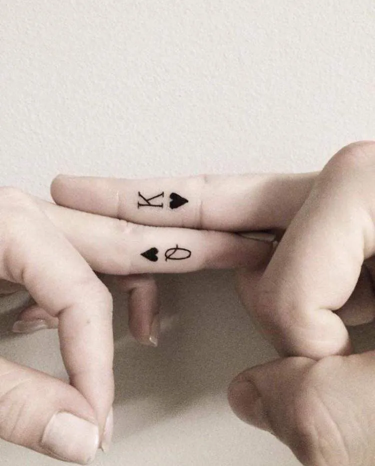 tatouage couple discret sur le doigt reine et roi coeurs minuscules