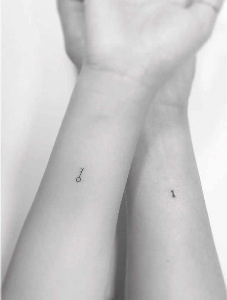 tatouage couple discret sur le poignet clé et serrure idée tatouage couple