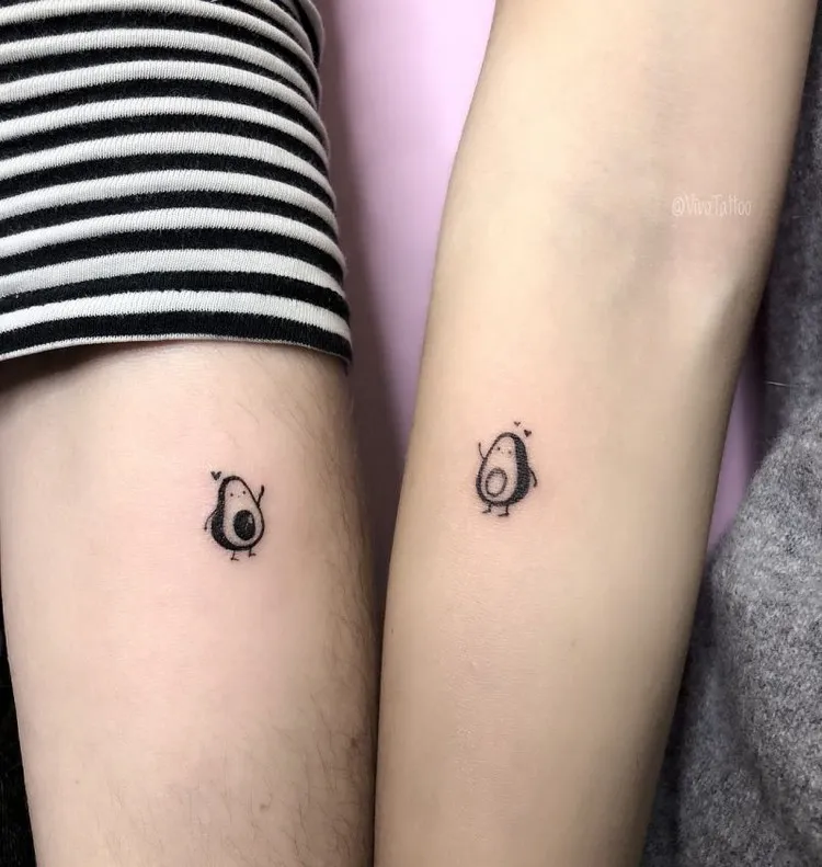 tatouage couple original idée minimaliste avocats idée tattoo couple
