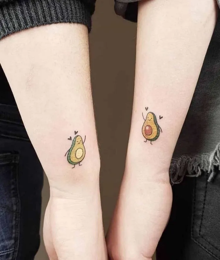 tatouage couple petit sur le poignet avocats ludiques motif original tattoo coloré