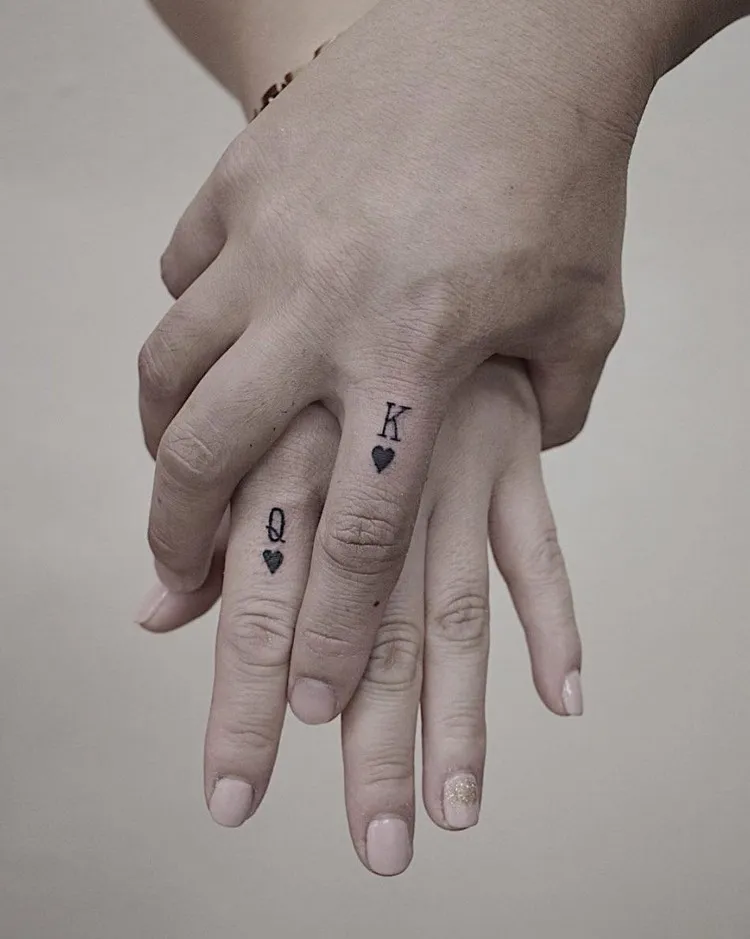 tatouage couple petit sur les doigts reine et roi coeurs minuscules