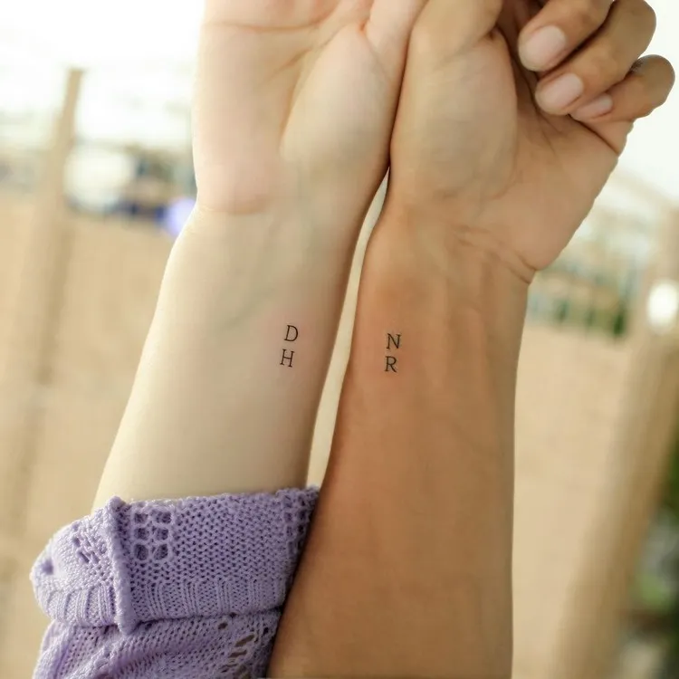 tatouage poignet couple initiaux tatouage couple discret