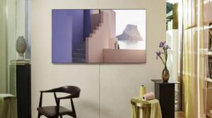 télévision accroché au mur