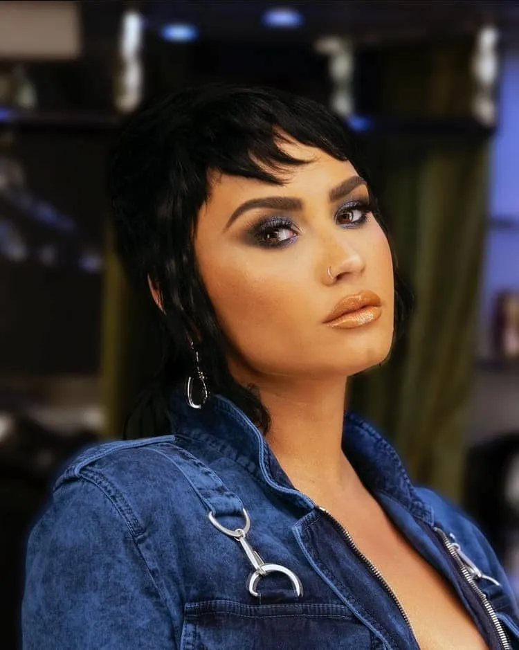 Trendy Short Haircut Woman Mixi Cut Demi Lovato Half Pixie Cut and Mullet Hair Cut