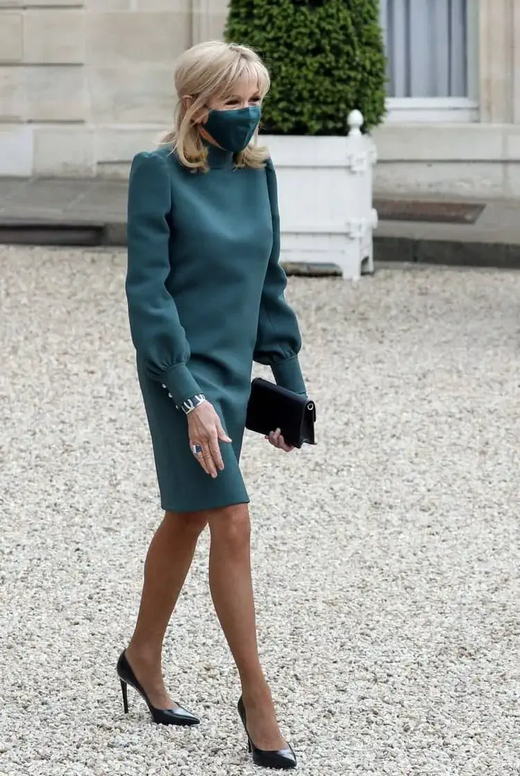 tendance hiver 2021 robe droite à manches longues Brigitte Macron style vestimentaire