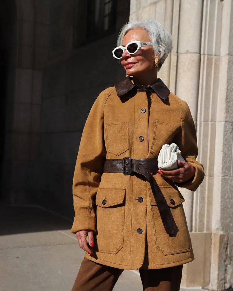 tendance mode pour femme 50 ans accessoires Grece Ghanem ceinture en cuir porter sur le manteau d'hiver