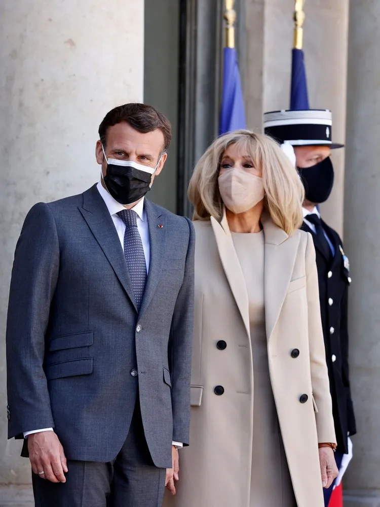 tendances automne hiver 2021 2022 manteau droit couleur beige moderne inspiration Brigitte Macron 2021