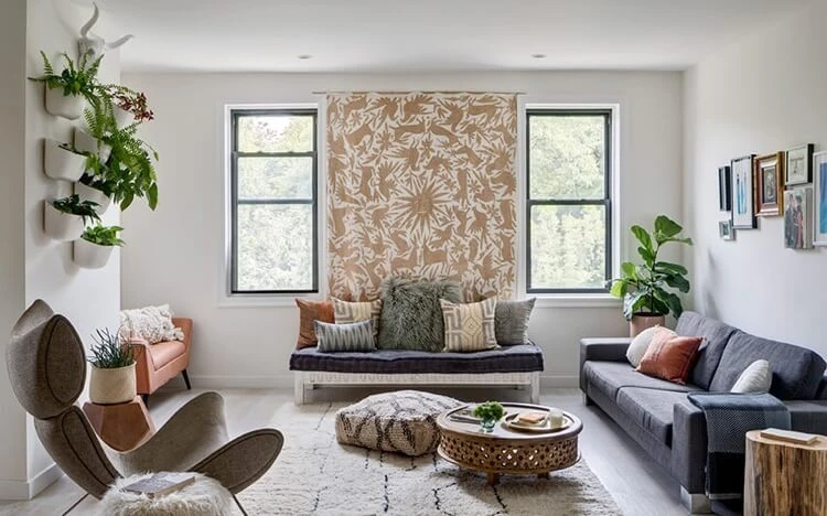 tenture murale à motifs en beige et blanc en tant que décoration murale pour le salon