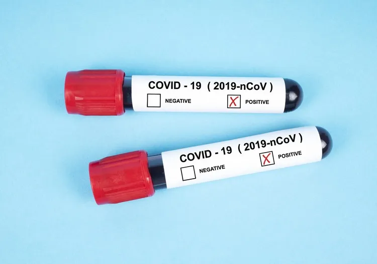variant Omicron nouvelle souche Covid-19 risque de réinfection efficacité des vaccins fermeture des frontières