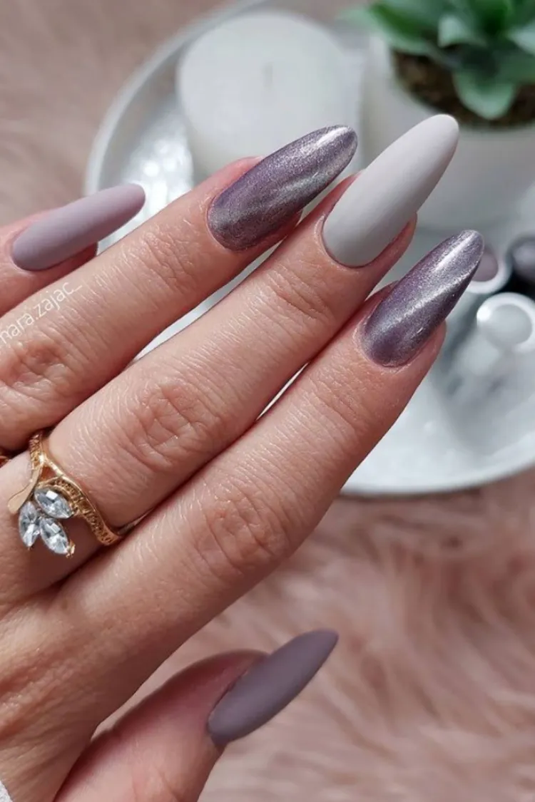 vernis ongles gris velvet nails tendance manucure novembre 2021