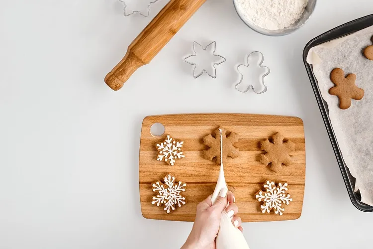 Comment décorer les biscuits de Noël en utilisant glaçage royal