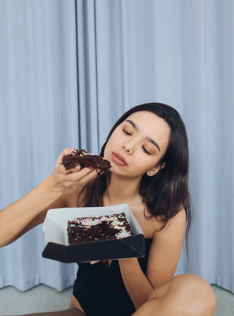 The girl eats bento cake