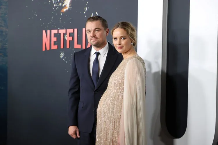 Jennifer Lawrence enceinte premier enfant robe dorée Dior Leonardo DiCaprio avant-première Don't Look Up