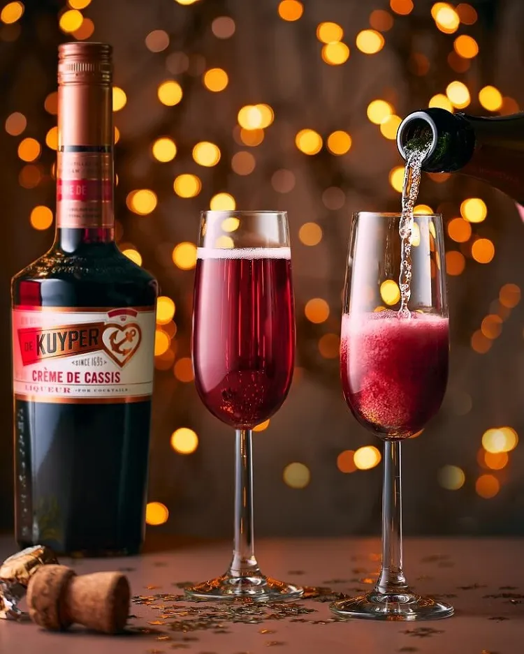 Kir Royal cocktail pour le nouvel an à la base de champagne