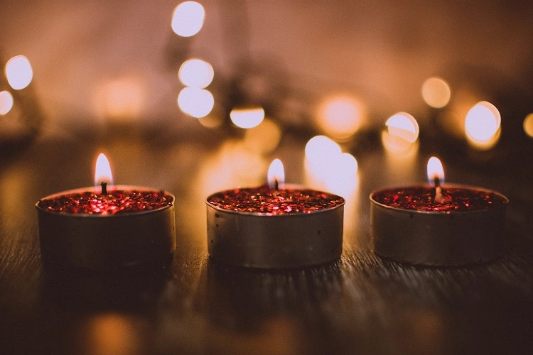 Lumières de Noël cocooning bougies allumées rogues