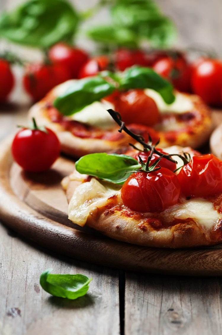 Mini pizzas mozarella tomate basilique chutes de pate feuilletee