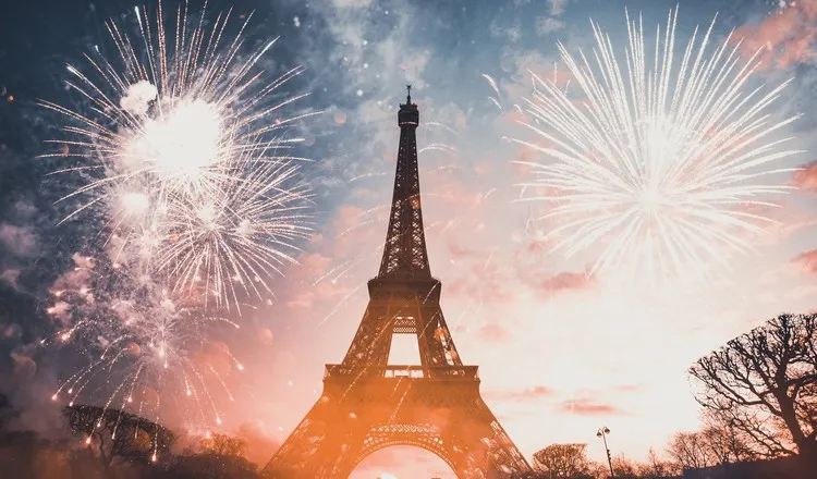 Nouvel An 2022 annulation des manifestations traditionnelles sur les Champs Élysées concerts DJ feu d'artifice restrictions coronavirus
