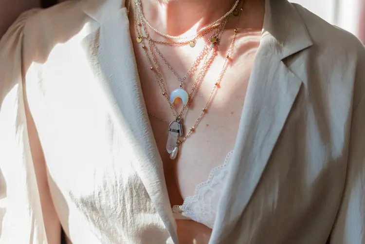 accessoire femme tendance printemps été 2022 colliers superposés chaînes mode et accessoires bijoux en vogue
