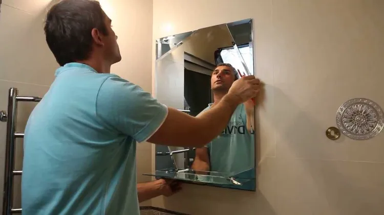 accrocher un miroir dans la salle de bains