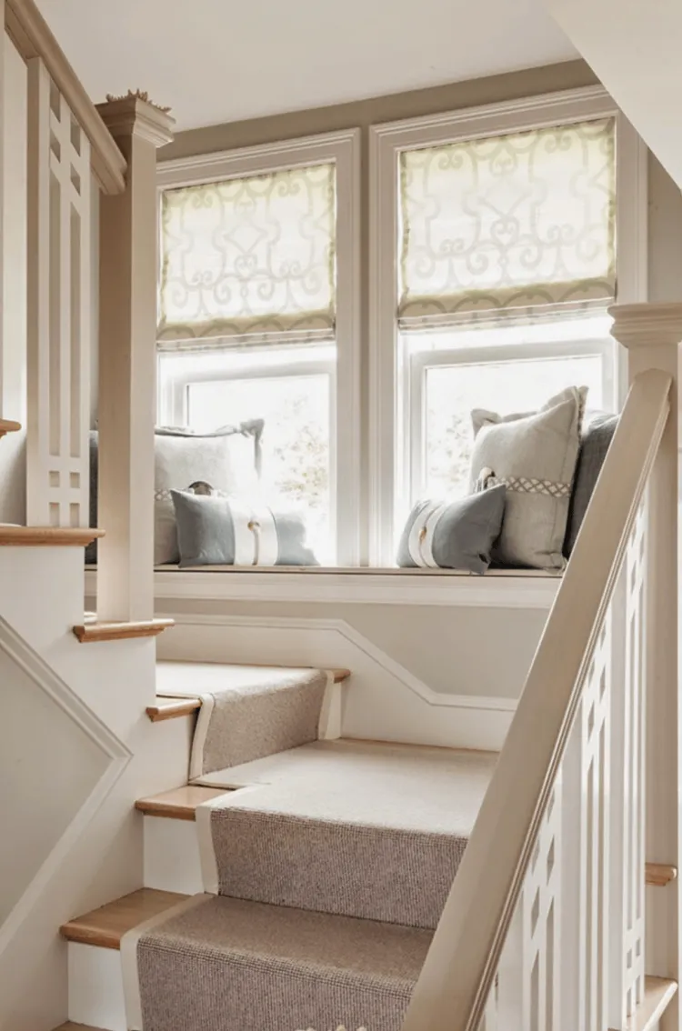 aménagement décoration cage escalier avec fenetre banc coussins blanc gris