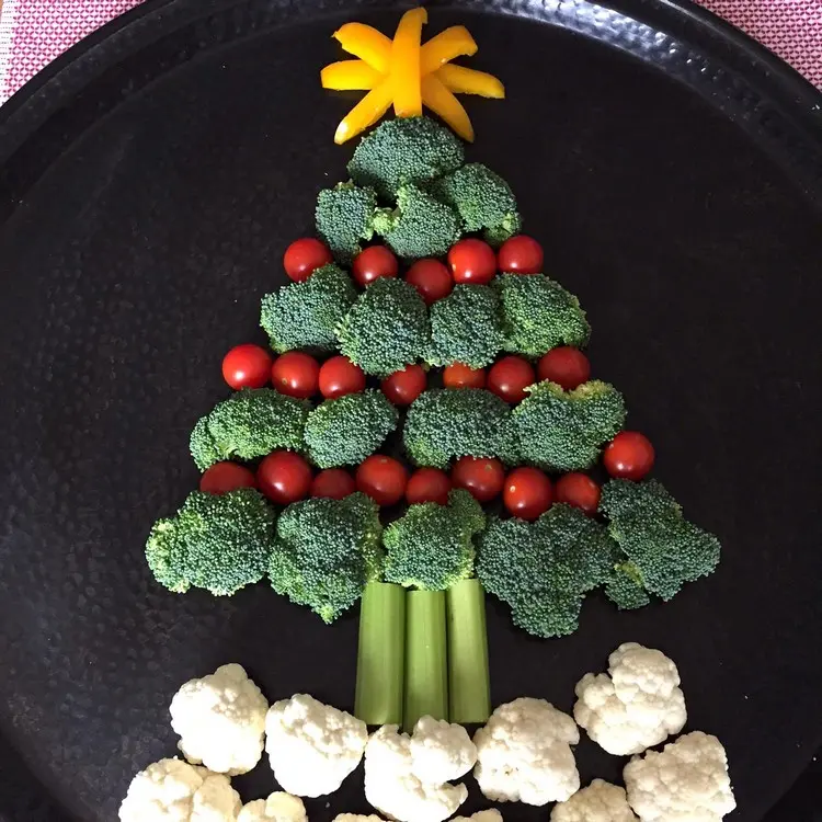 Ορεκτικά λαχανικά Χριστουγεννιάτικο δέντρο πολύχρωμα λαχανικά υγιεινή συνταγή μπρόκολο κουνουπίδι σέλινο ντιπ