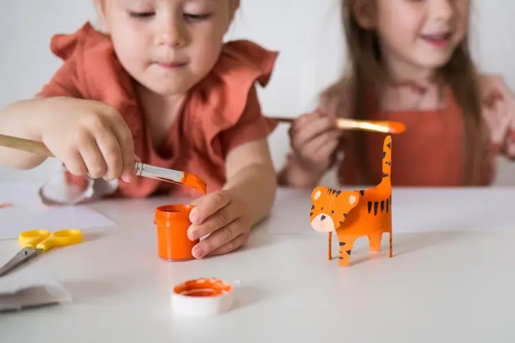 bricolage pour enfants avec rouleau de papier toilette pour le nouvel an chinois 2022 figurine tigre