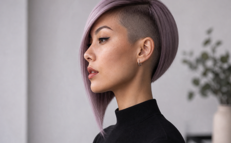 Carré plongeant asymétrique rasé avec frange latérale, cheveux lilas