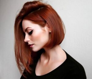 carré plongeant asymétrique mi-long coloration cuvre coupe dramatique chic
