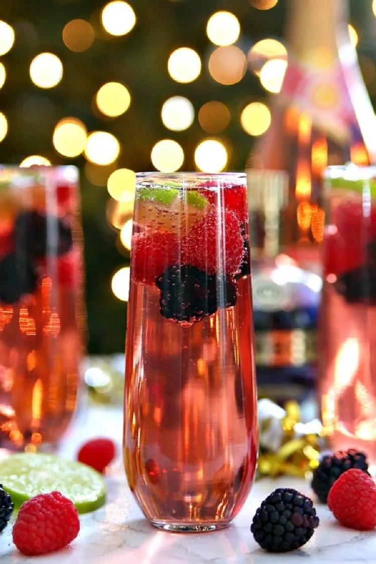 cocktail fruité de Nouvel An au champagne