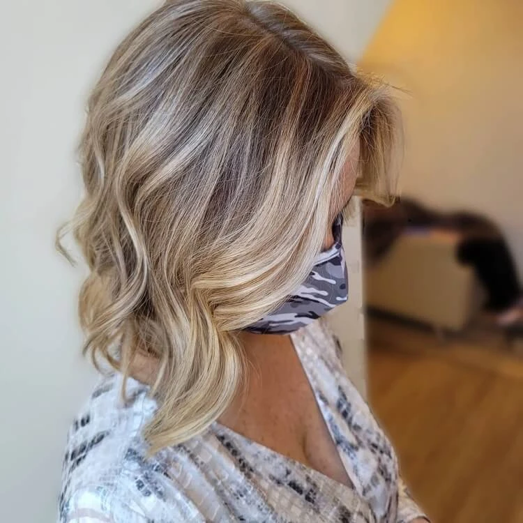 coloration blond cendré avec balayge blond sur cheveux chatain clair