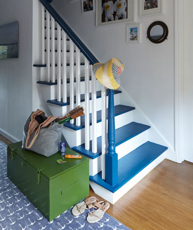 comment décorer les escaliers avec peinture marches bleue contremarches blanches