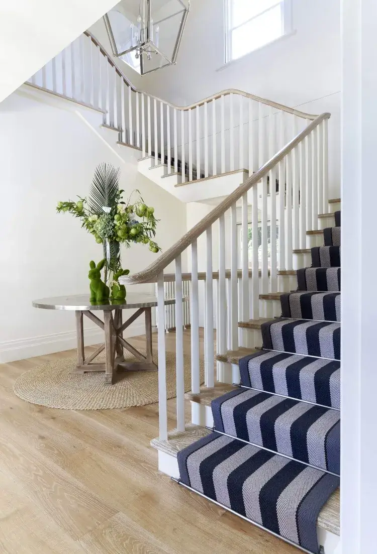 comment décorer les escaliers blancs comme professionnel avec tapis rayé bleu