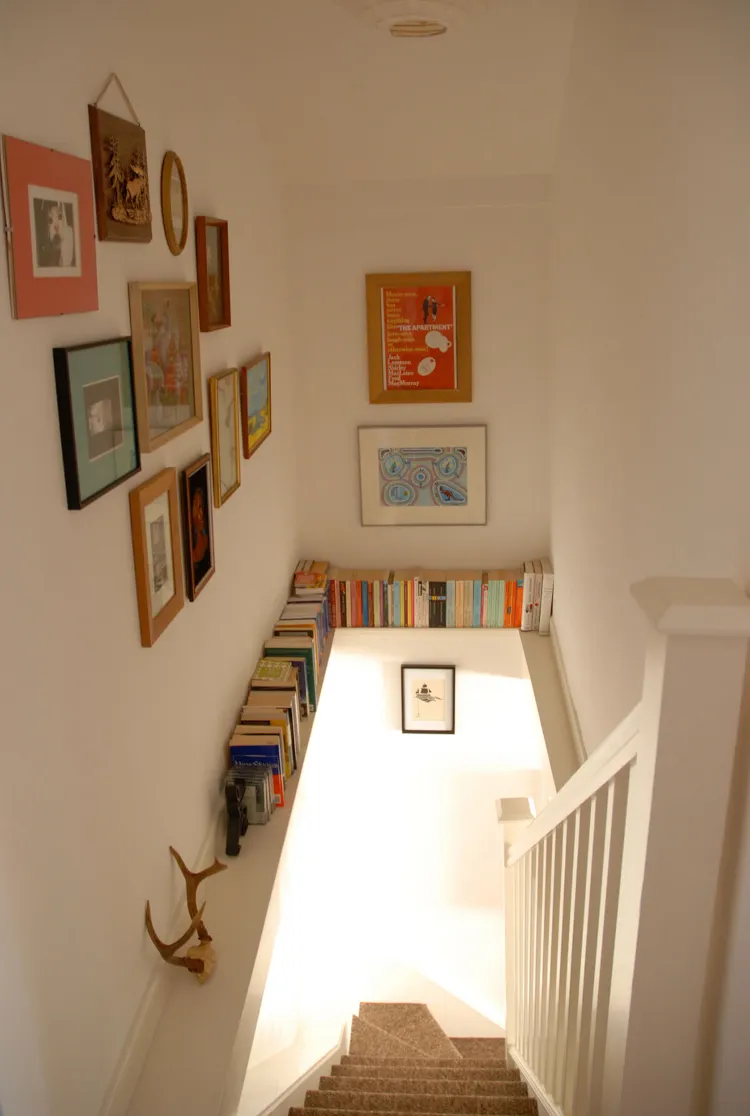 comment décorer les escaliers cadres vintage livres couleurs rétro fond blanc