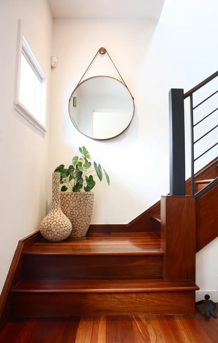 comment décorer les escaliers comme professionnel miroir rond suspendu vase pot