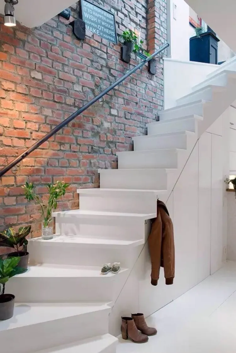 comment décorer les escaliers mur accent brique exposée contraste textures