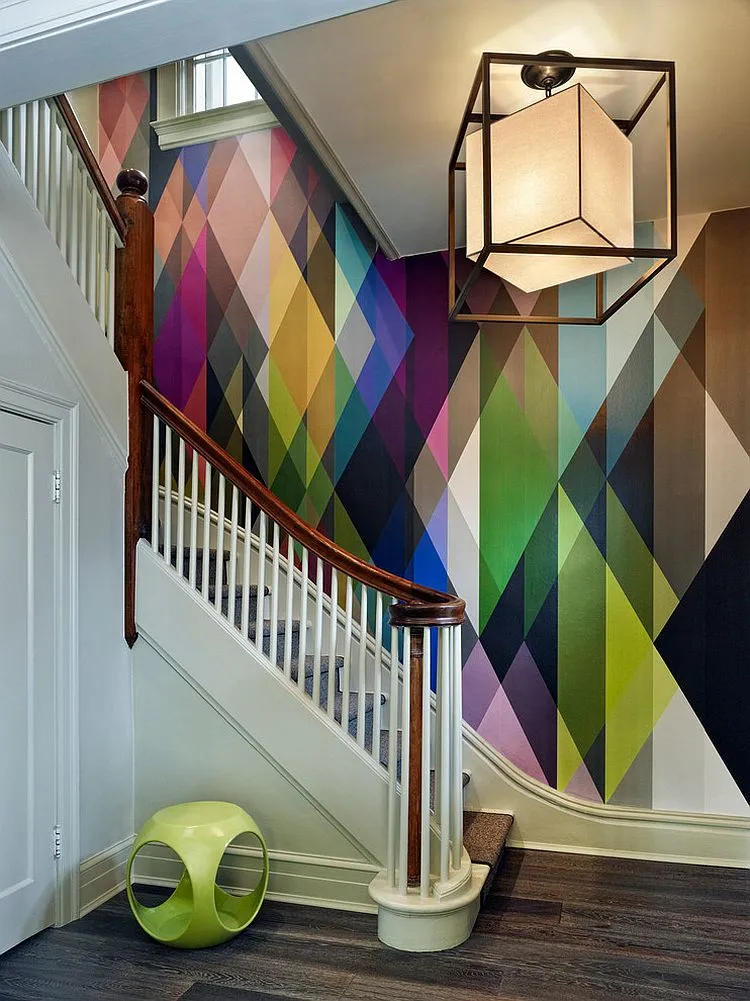 comment décorer les escaliers papier peint multicolore motifs géométriques