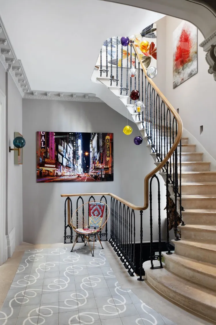 comment décorer les escaliers suspensions boules verre souflé couleur tableaux