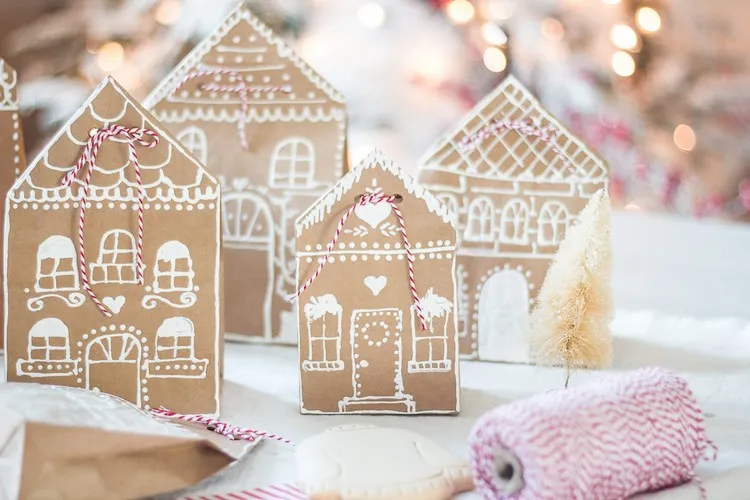 comment faire une petite pochette en papier cadeau motif festif maison en pain d'épices emballage cadeau noël DIY