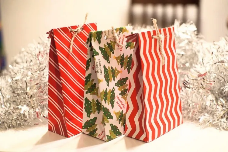 comment faire une pochette cadeau avec du papier emballage cadeau Noël DIY idées festives