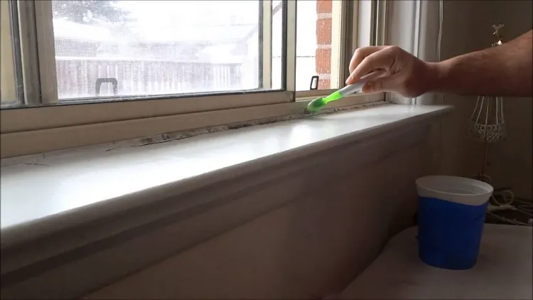 comment nettoyer les joints de fenêtre en pvc mélanger eau tiède liquide vaisselle vaporiser