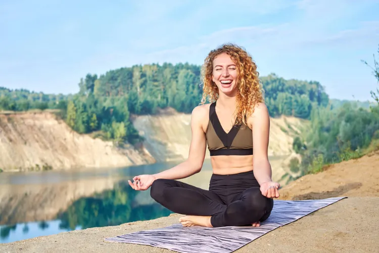 comment traiter le stress chronique avec yoga du rire