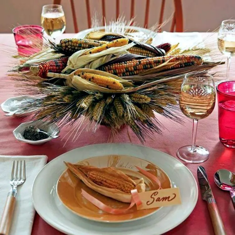 déco de table avec des matériaux naturels épis blé maïs entassés table rustique