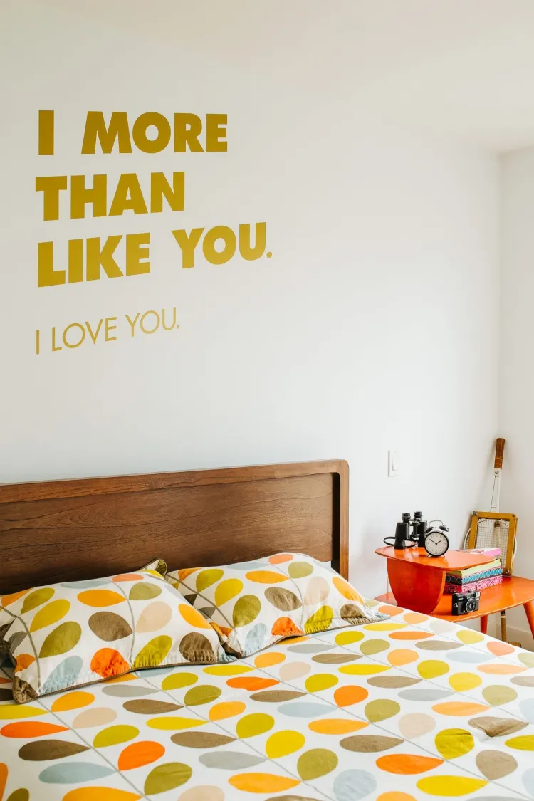 décoration mur tête de lit slogan apporter équilibre lettres argentées dorées